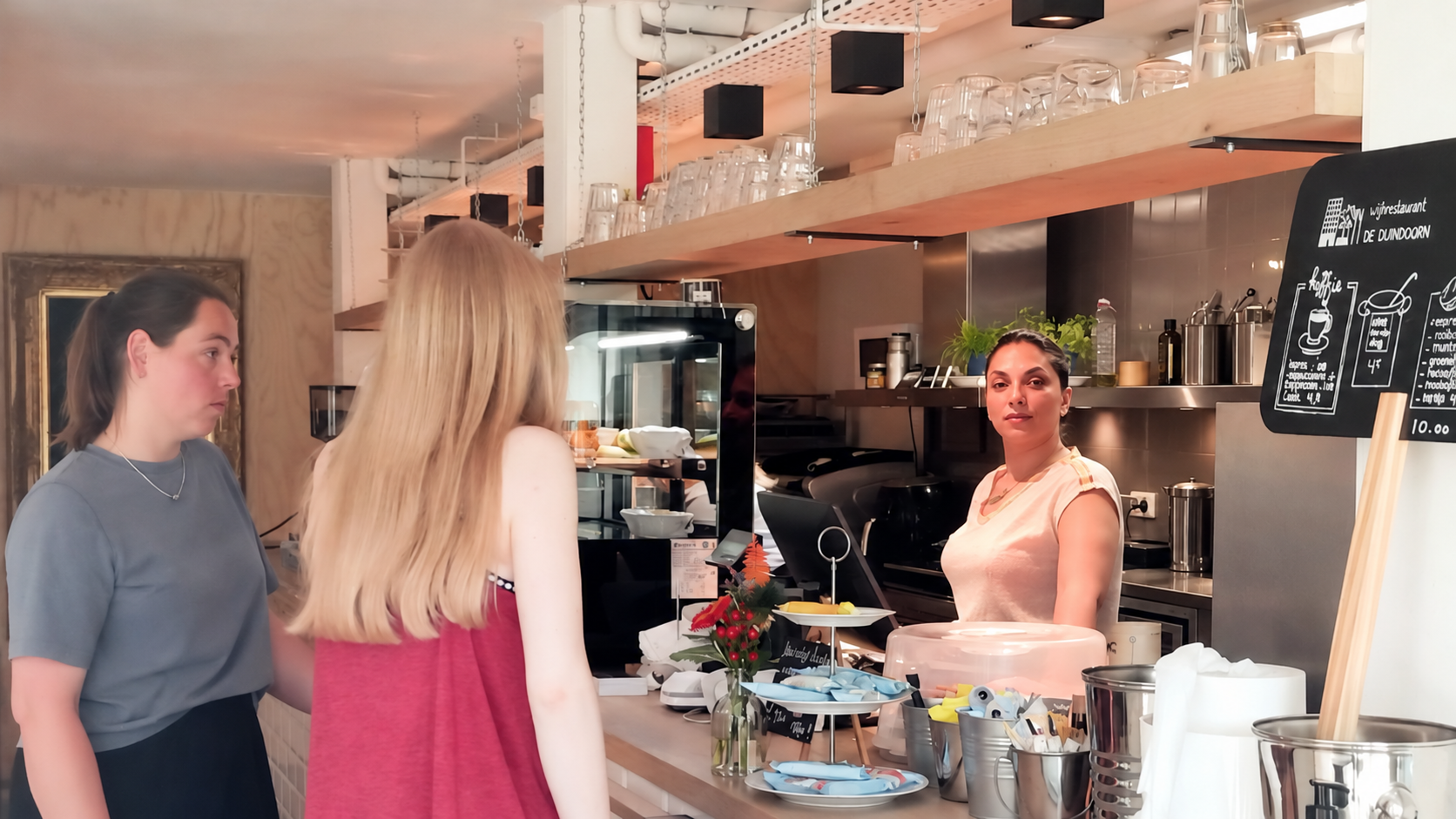 Mensen ontmoeten elkaar bij de bar binnen bij De Duindoorn